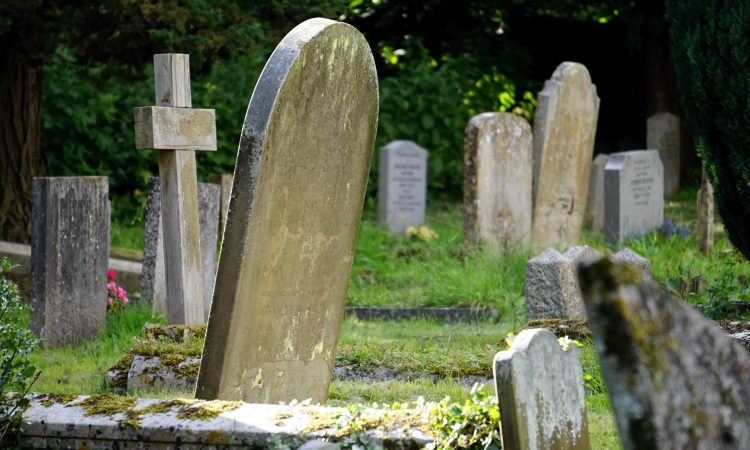 Na pokopališču v Cerkvenjaku neznanec poškodoval grobove