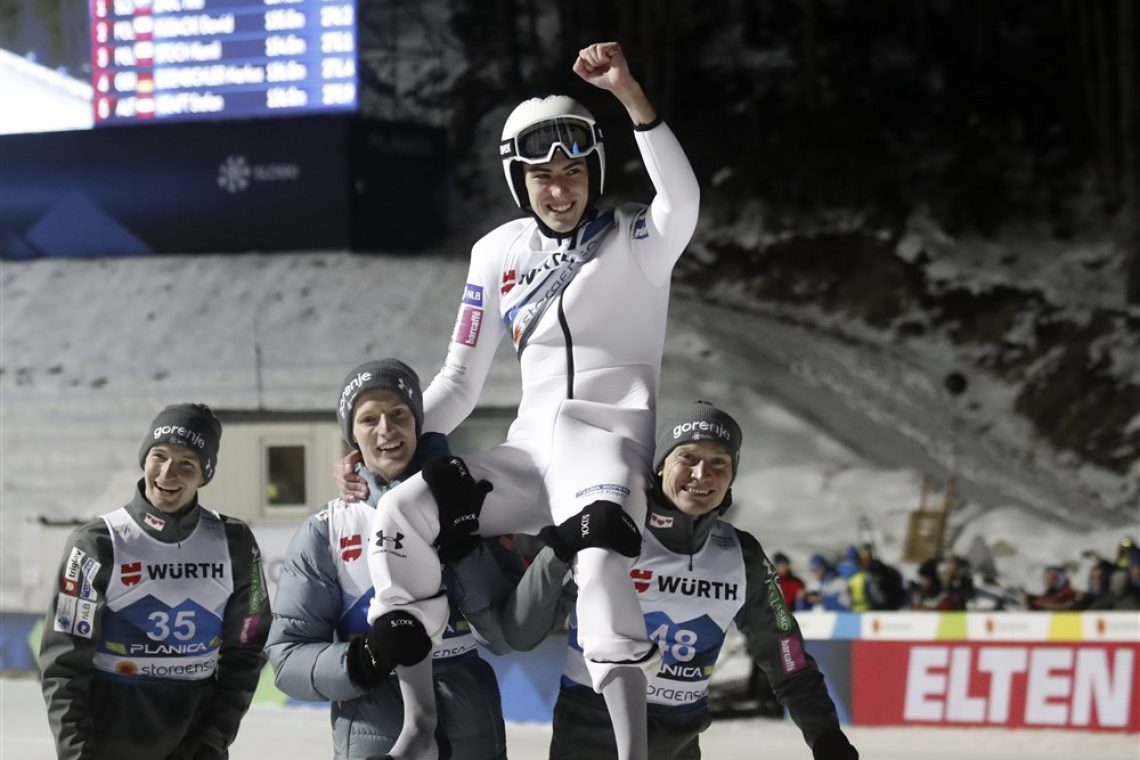 Slovenski skakalci za konec še do zlate kolajne na ekipni tekmi 