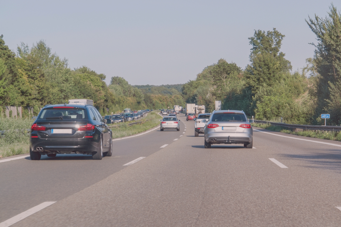 Ob zastoju pomembno ustvariti reševalni pas in ne obračati brez navodila policije