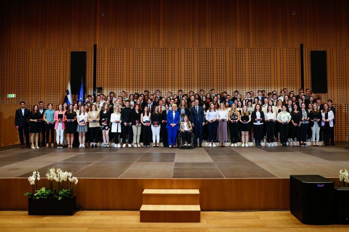 Predsednica in minister sprejela diamantne maturantke in maturante