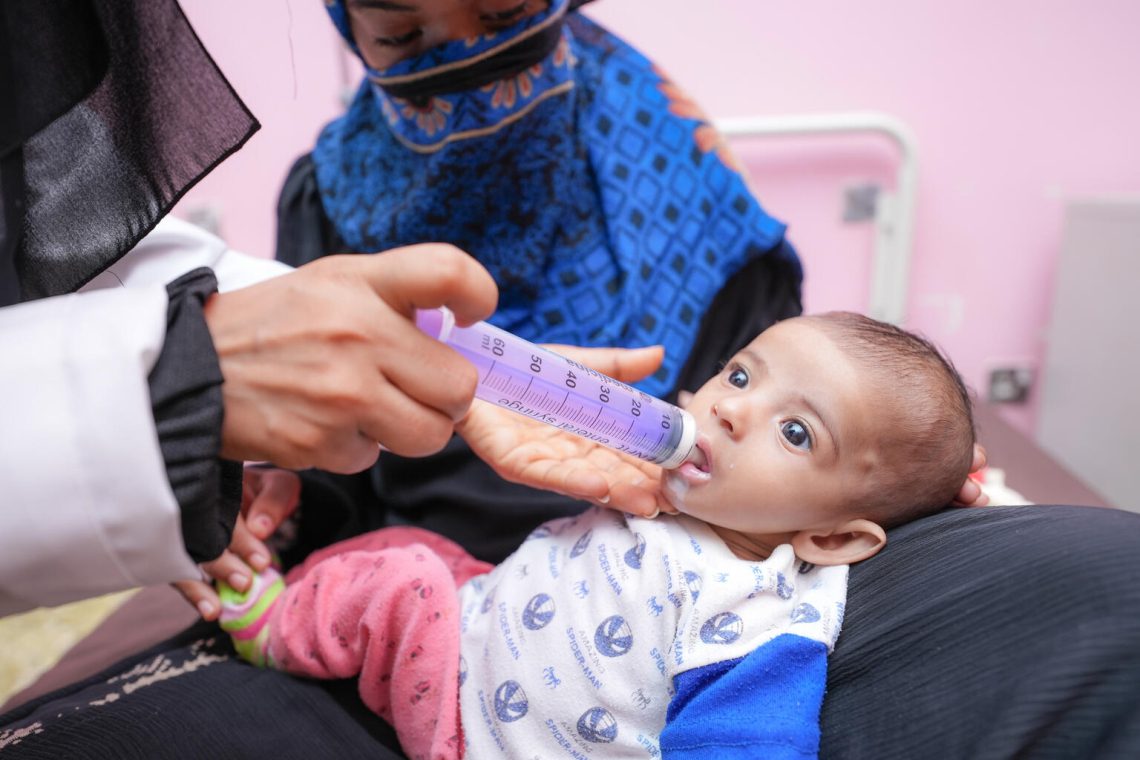 4-mesečni otrok med terapijo za podhranjene otroke v bolnišnici Ibn Khaldoon v Lahju v Jemnu. © UNICEF/UNI530866/Noman