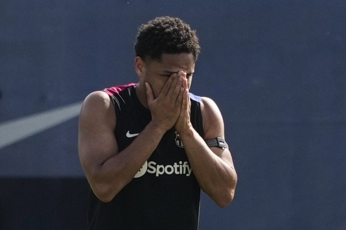 Barca posoja mladega napadalca Roqueja in branilca Lengleta