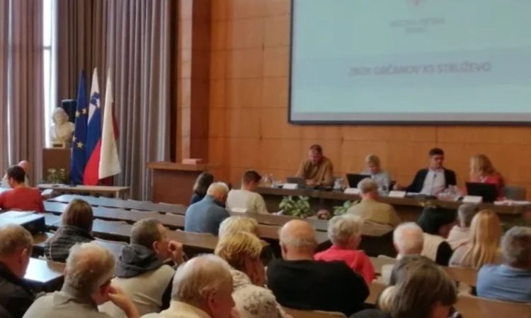 Krajani Struževega proti tovorni in potniški železniški postaji
