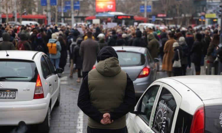 V Novem Sadu opozicija za kratek čas vdrla v mestno hišo