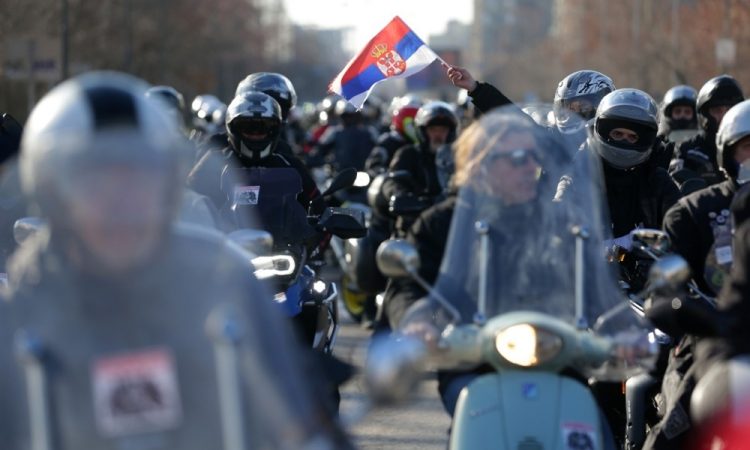Estudiantes de Novi Sad bloquean puentes sobre el Danubio en memoria de las víctimas