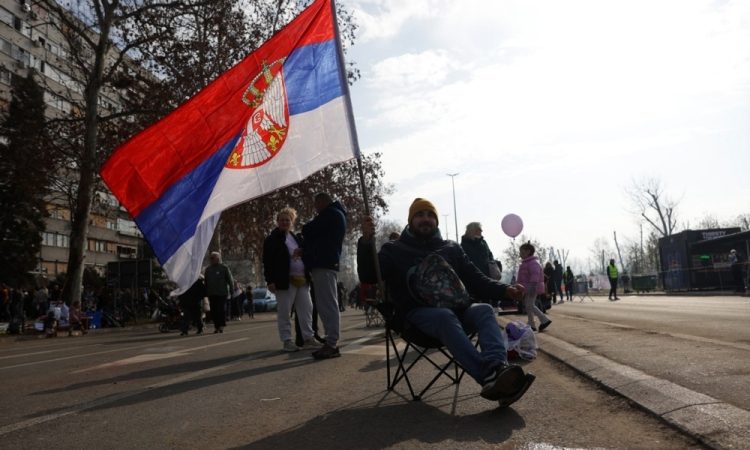V Novem Sadu se nadaljuje blokada enega od mostov na Donavi