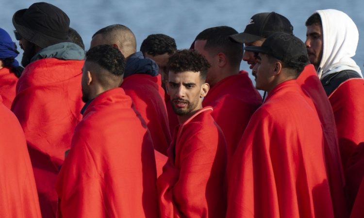Migrantom, ki nezakonito vstopajo v Veliko Britanijo, odvzeta možnost državljanstva