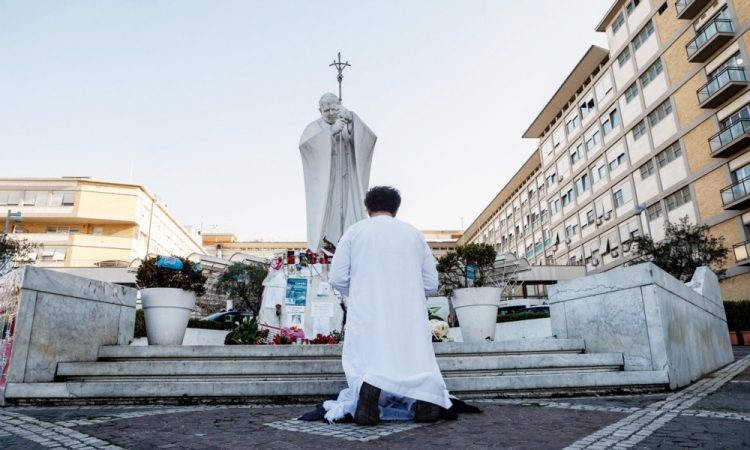 Papež Frančišek po mirni noči nadaljuje okrevanje