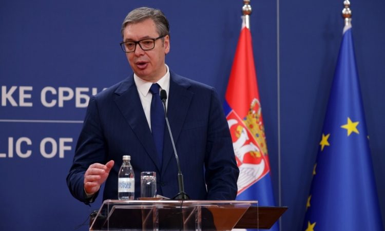 Evropski poslanci pozivajo Ursulo von der Leyen k premisleku o srečanju z Vučićem