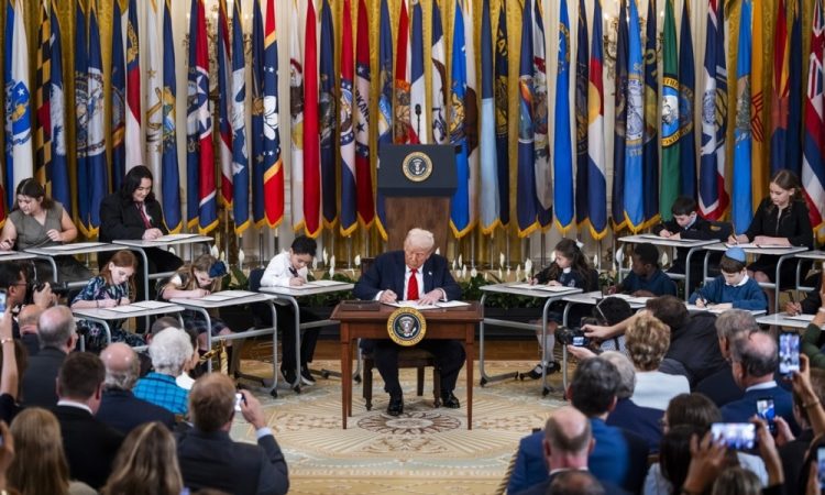 Trump podpisal ukaz o ukinitvi ministrstva za izobraževanje