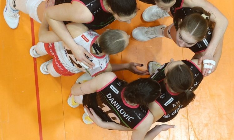 Kamničanke in Mariborčanke s težavami do vodstva v seriji 