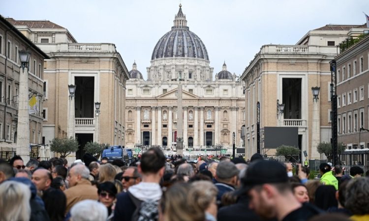 Verniki se v velikem številu poslavljajo od papeža Frančiška