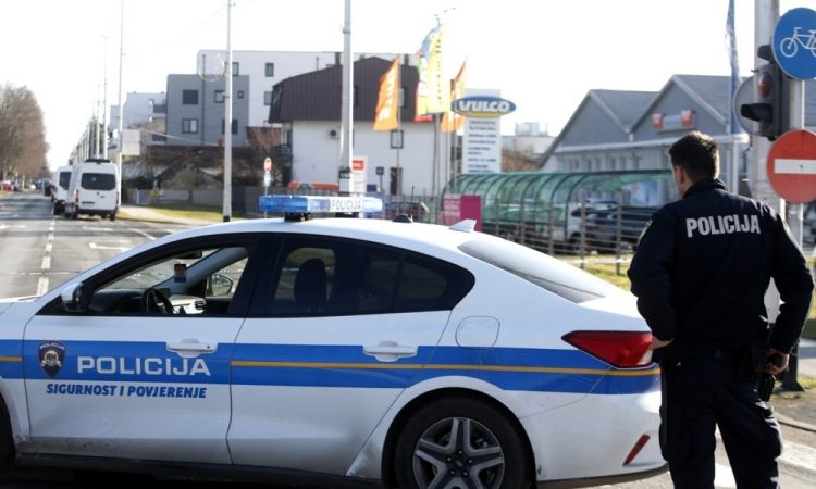 Na hrvaški avtocest tragična nesreča z dvema smrtnima žrtvama in več kot 30 poškodovanimi