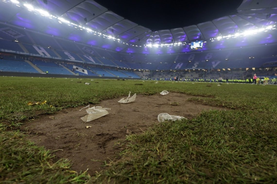 Hamburg po sedmih letih v bundesligi, slavje zasenčili izgredi