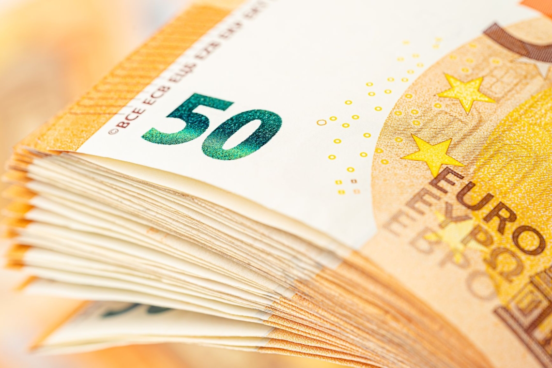 DZ sprožil postopek za ustavni vpis pravice do uporabe gotovine