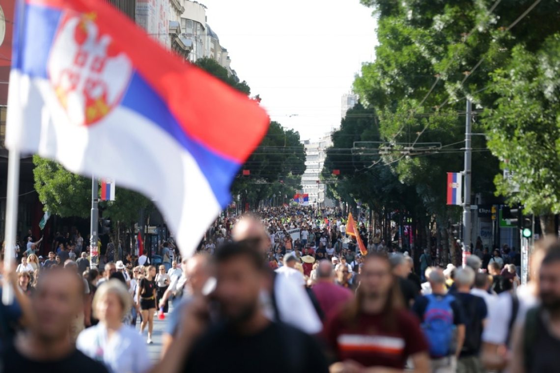 V Beogradu več kot 100.000 ljudi na študentskih protestih, sledili so spopadi s policijo