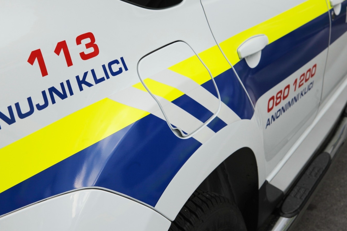 Pijan voznik trčil v hišo na Bizeljskem