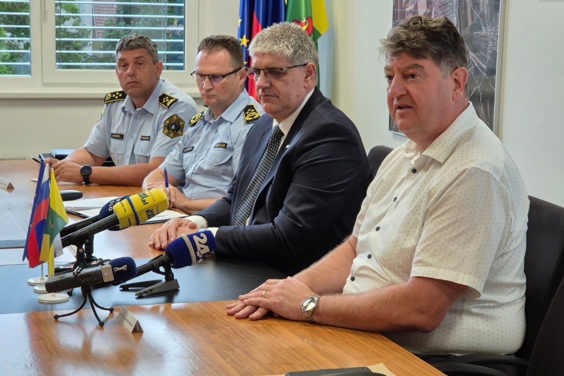 Minister Poklukar v Šentjerneju o varnosti in zadnjih nasilnih dogodkih