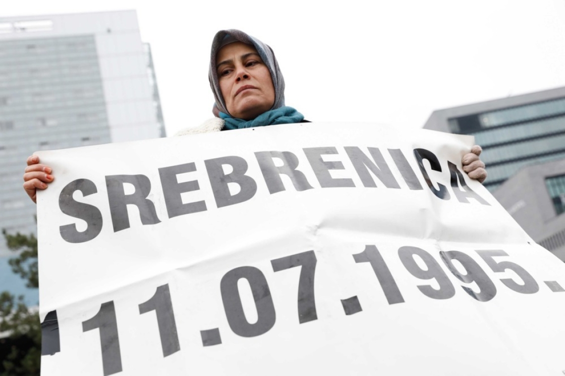 DZ se z minuto molka poklonil žrtvam genocida v Srebrenici