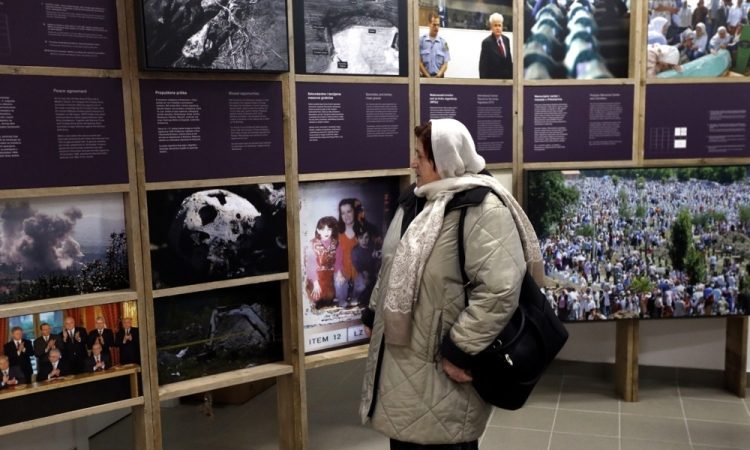V Potočarih ob 30. obletnici pokola v Srebrenici pričakujejo več tisoč ljudi