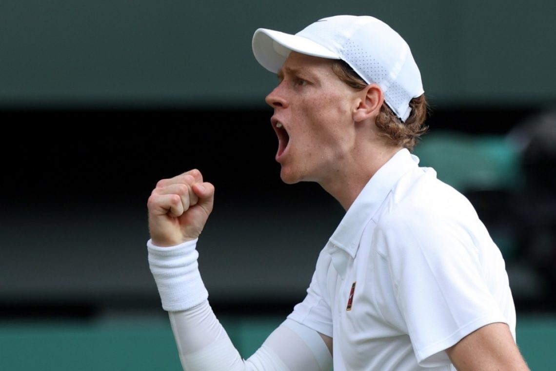 Jannik Sinner po štirih nizih boljši od Carlosa Alcaraza za prvi naslov v Wimbledonu