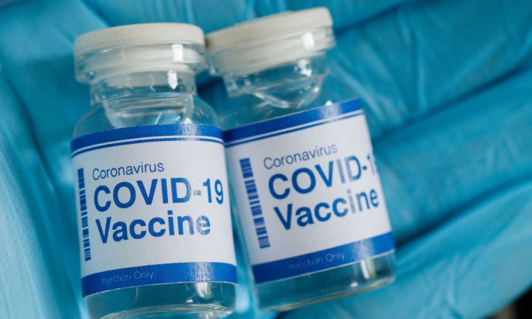 Poživitveni odmerki cepiva proti COVID-19 pomembno zmanjšal hospitalizacije bolnikov z rakom