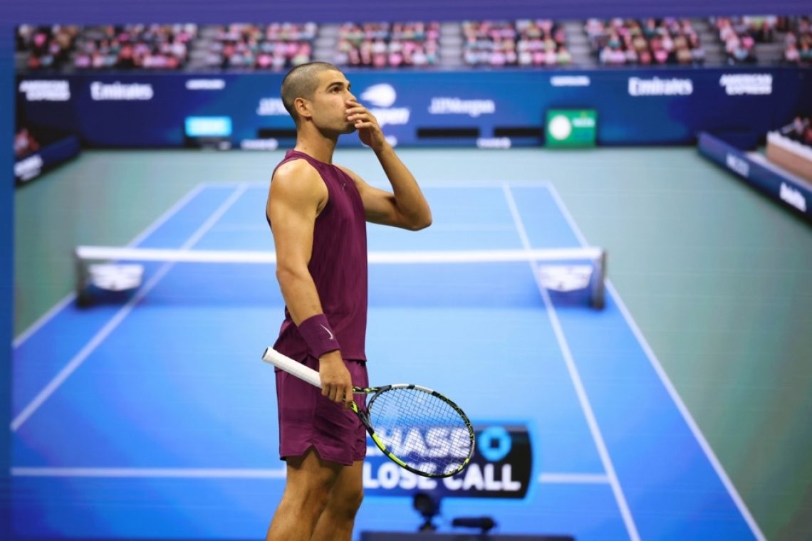 Alcaraz z novo podobo in gladko zmago začel US Open