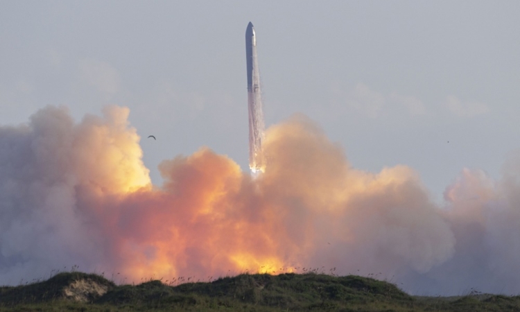 Starship prvič uspešno poletela okoli Zemlje in padla v ocean