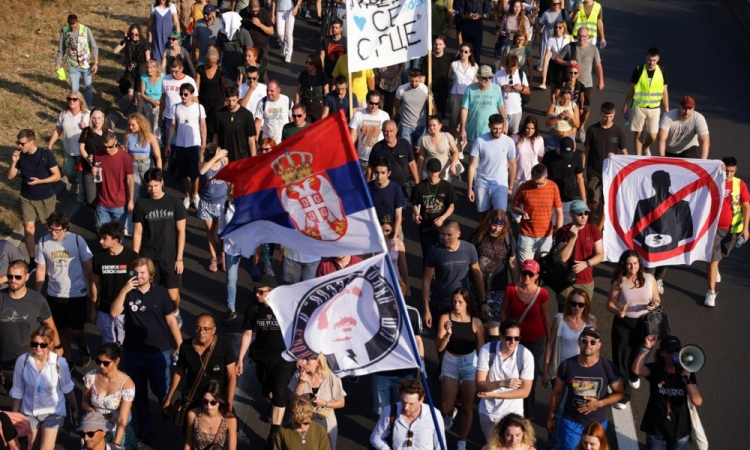 V Srbiji novi protesti proti vladi, evropska komisarka kritična do Vučića