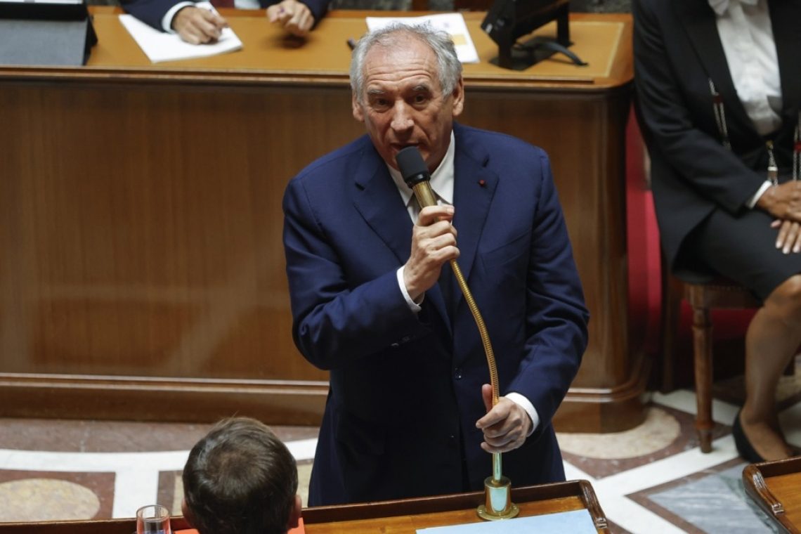 Francoski parlament zavrnil zaupnico vladi Francoisa Bayrouja, Macron napovedal novega premierja