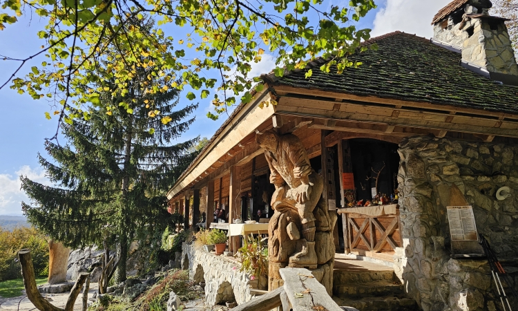Lavričeva koča na Gradišču in Krekova koča na Ratitovcu zmagovalki akcije Naj planinska koča 2025
