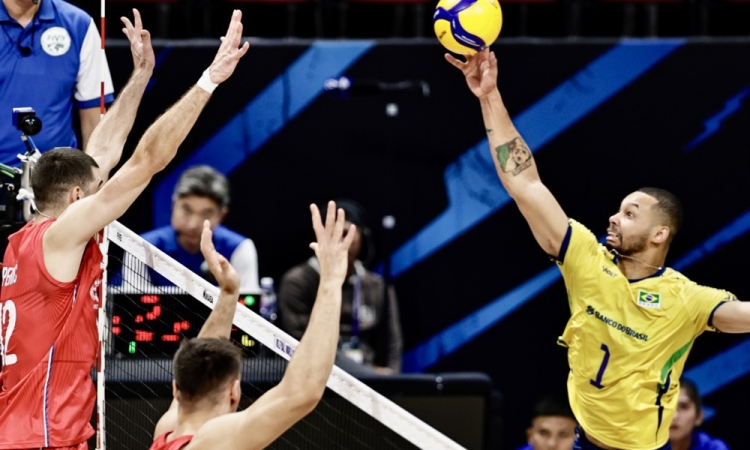 Odbojkarji Srbije z zmago nad Brazilci v osmino finala