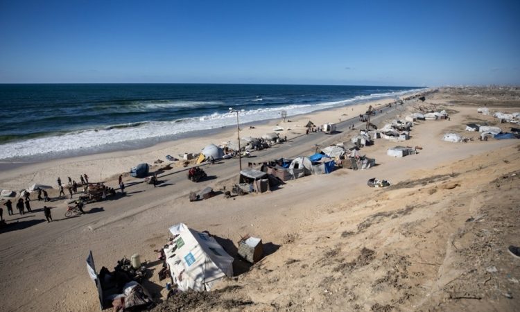 Humanitarna flotilja kljub prestrezanju ladij nadaljuje pot proti Gazi