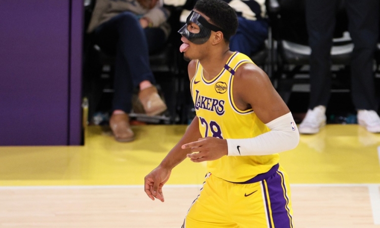 Lakers brez zvezdnikov izgubili proti Dallasu