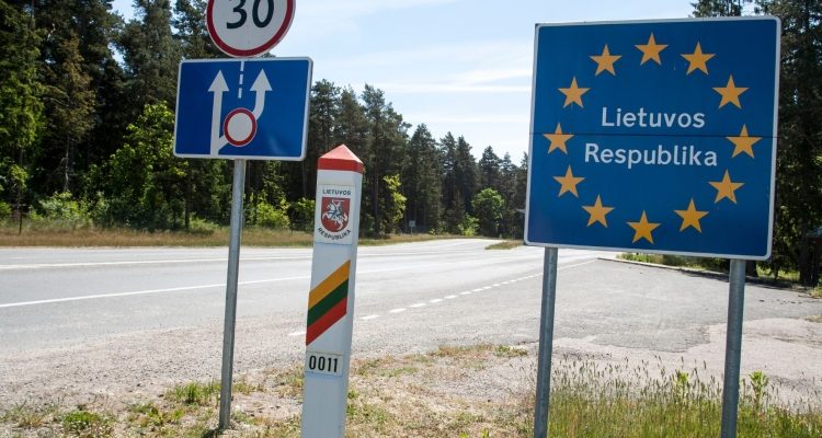 Litva zaradi beloruskih balonov za mesec dni zapira mejo z Belorusijo