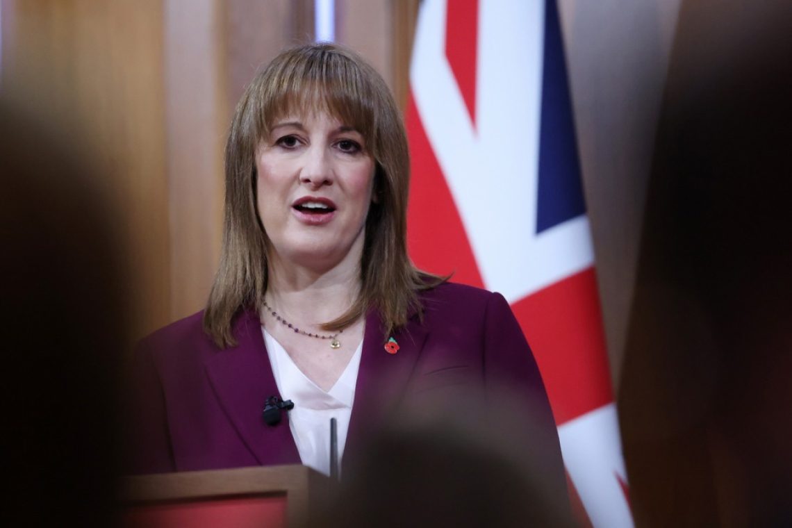 Rachel Reeves: Če prejemaš socialno pomoč, ne moreš voziti znamk BMW, MB in Audi