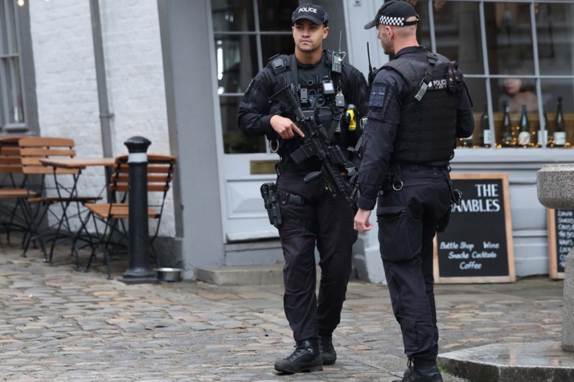 Britanska policija išče po pomoti izpuščena zapornika