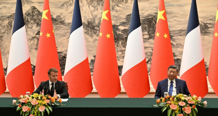 Macron v Pekingu za mir v Ukrajini in več kitajskih naložb v Franciji