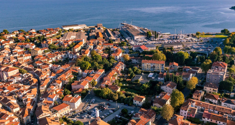 V Izoli odprli Ledeni otok, vandali že povzročili škodo