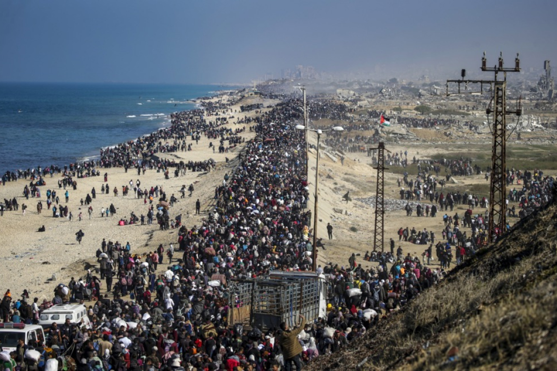 Razseljeni Palestinci se po obalni cesti vračajo proti severu Gaze