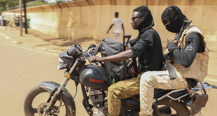 Burkina Faso kriminalizira homoseksualnost in zaostruje ukrepe proti LGBTIQ+ skupnosti