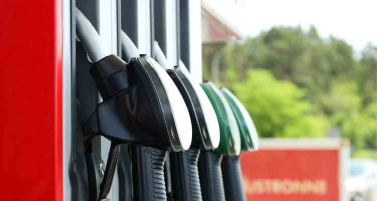 Vlada opozarja na motnje pri oskrbi z gorivom na Petrolu