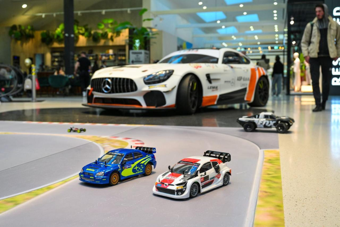Dirkalnik Mercedes AMG GT3 navdušil obiskovalce Cityparka