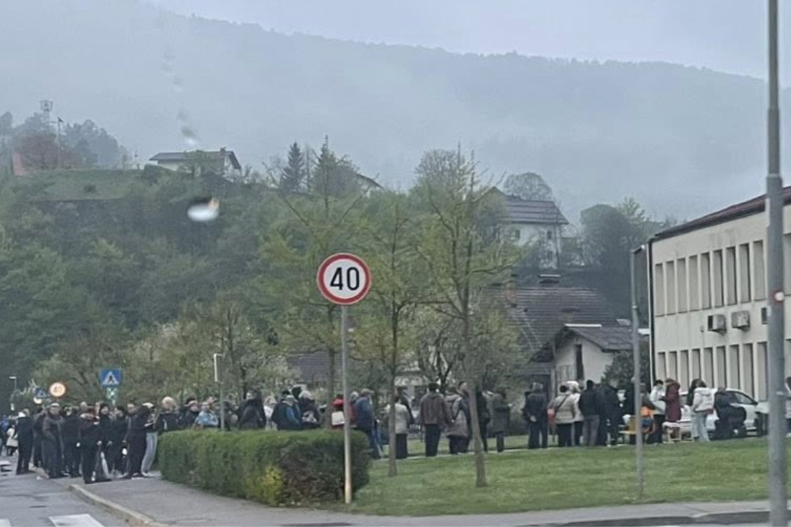 Dolga vrsta v Borovnici zaradi vpisa pri novi zdravnici
